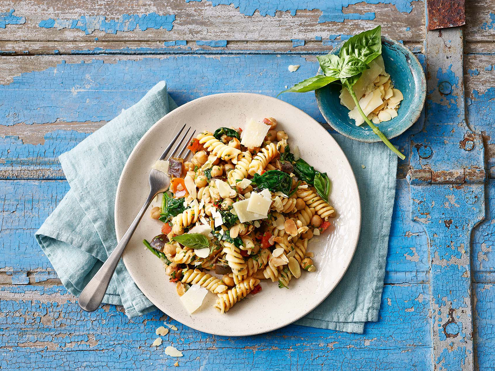 Fusilli mit Auberginen, Kichererbsen und Kräutern