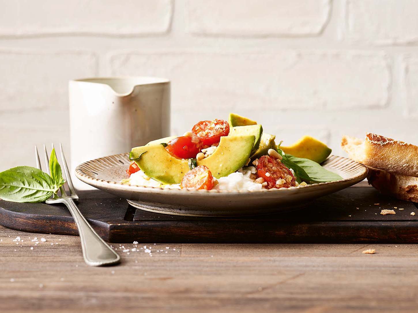 Avocado mit warmen Cherrytomaten und  Hüttenkäse 