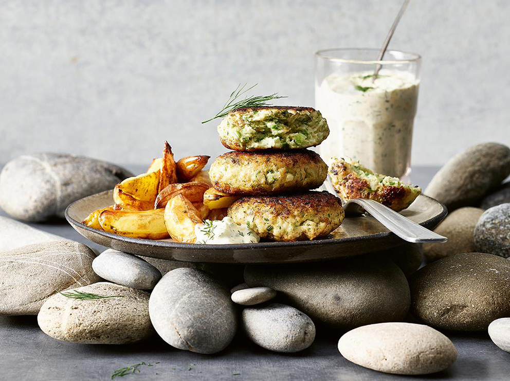 Fischküchlein mit Kartoffelwedges und Gurkendip